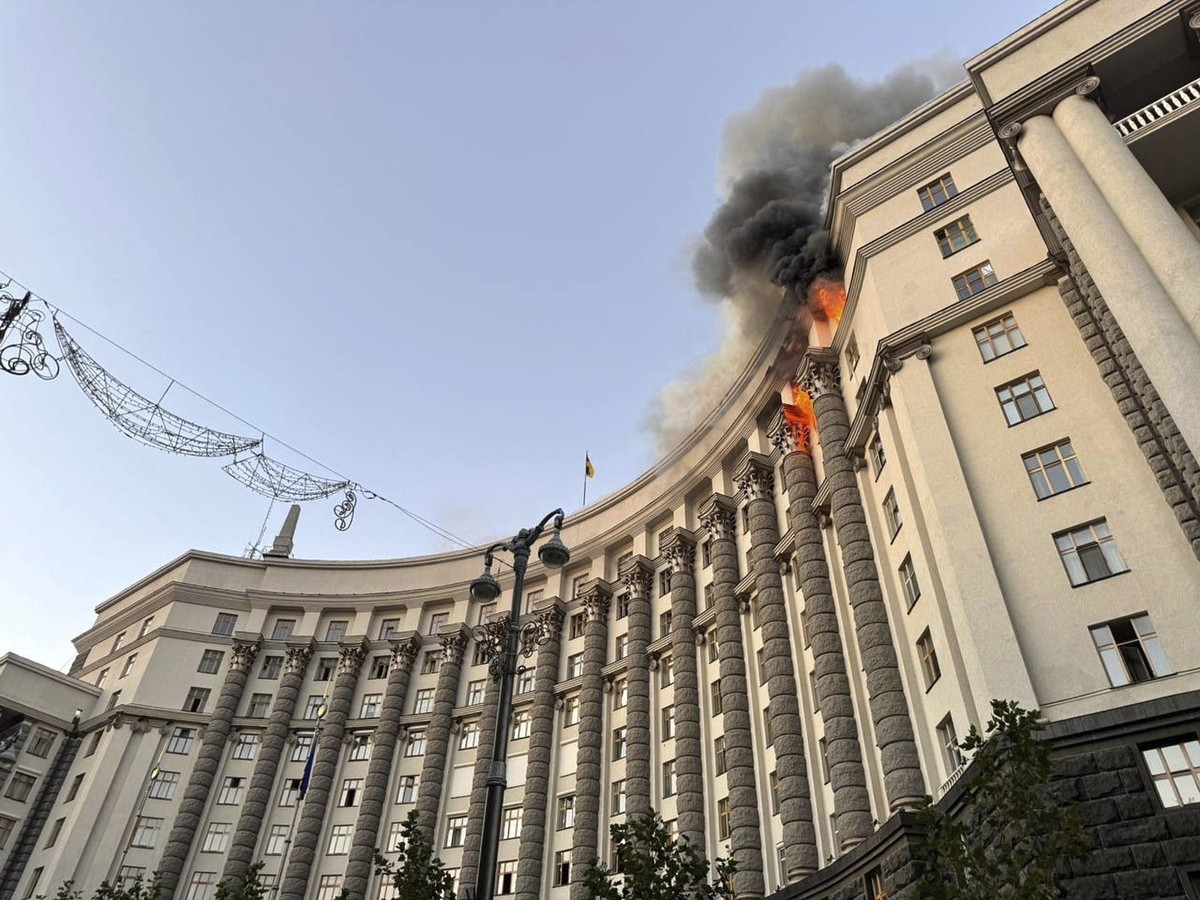 HANDOUT - 07.09.2025, Ukraine, Kiew: Auf diesem vom ukrainischen Katastrophenschutz zur Verfügung gestellten Foto steigt Rauch von einem Feuer im Gebäude des Ministerkabinetts nach einem russischen An ...