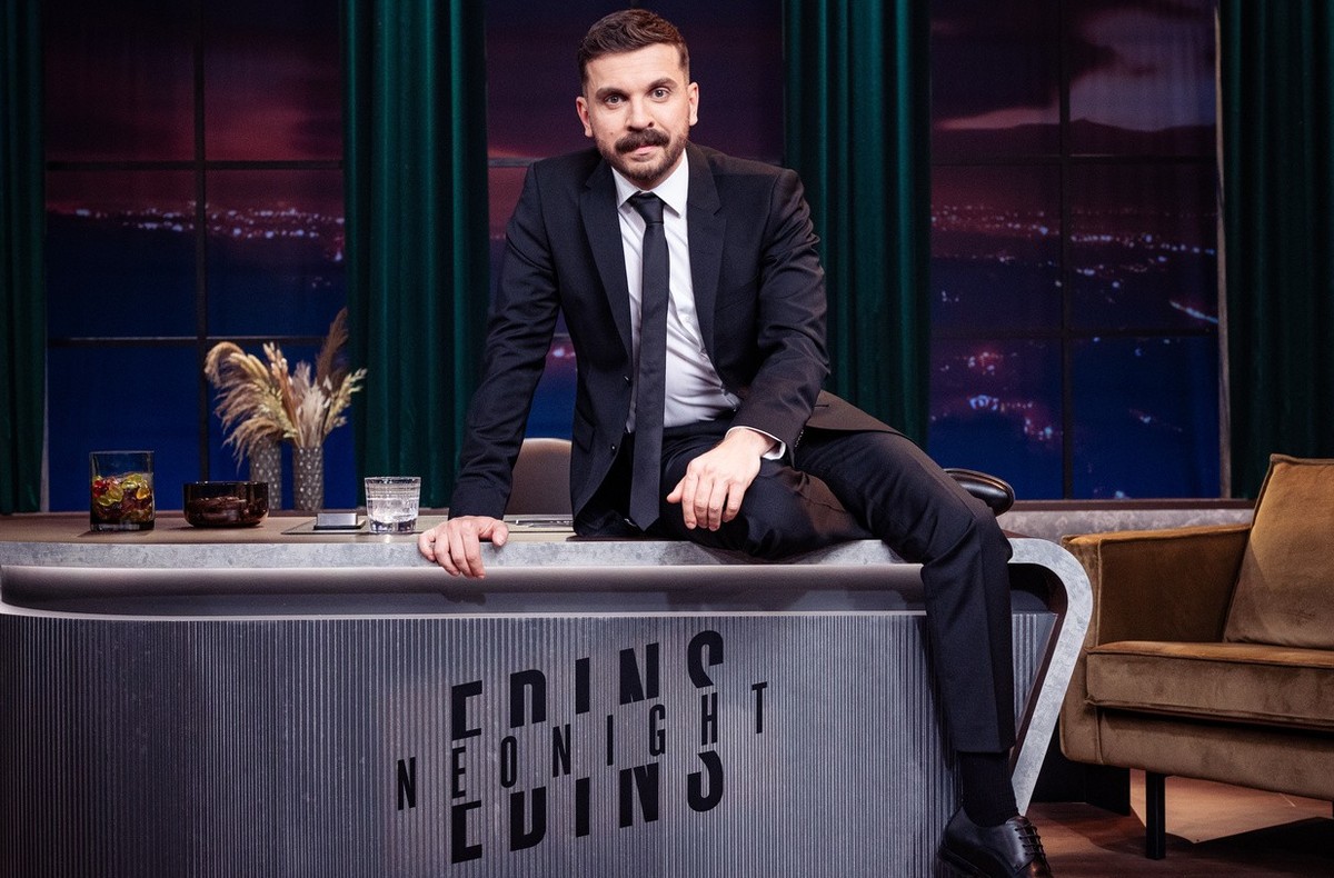 Edin Hasanovic auf dem Schreibtisch seines Late-Night-Studios für "Edins Neo Night"