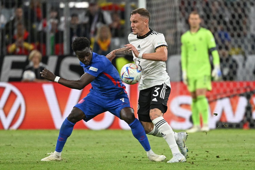 07.06.2022, Bayern, M�nchen: Fu�ball: Nations League A, Deutschland - England, Gruppenphase, Gruppe 3, 2. Spieltag, in der Allianz Arena, Englands Bukayo Saka (l) und Deutschlands David Raum k�mpfen u ...