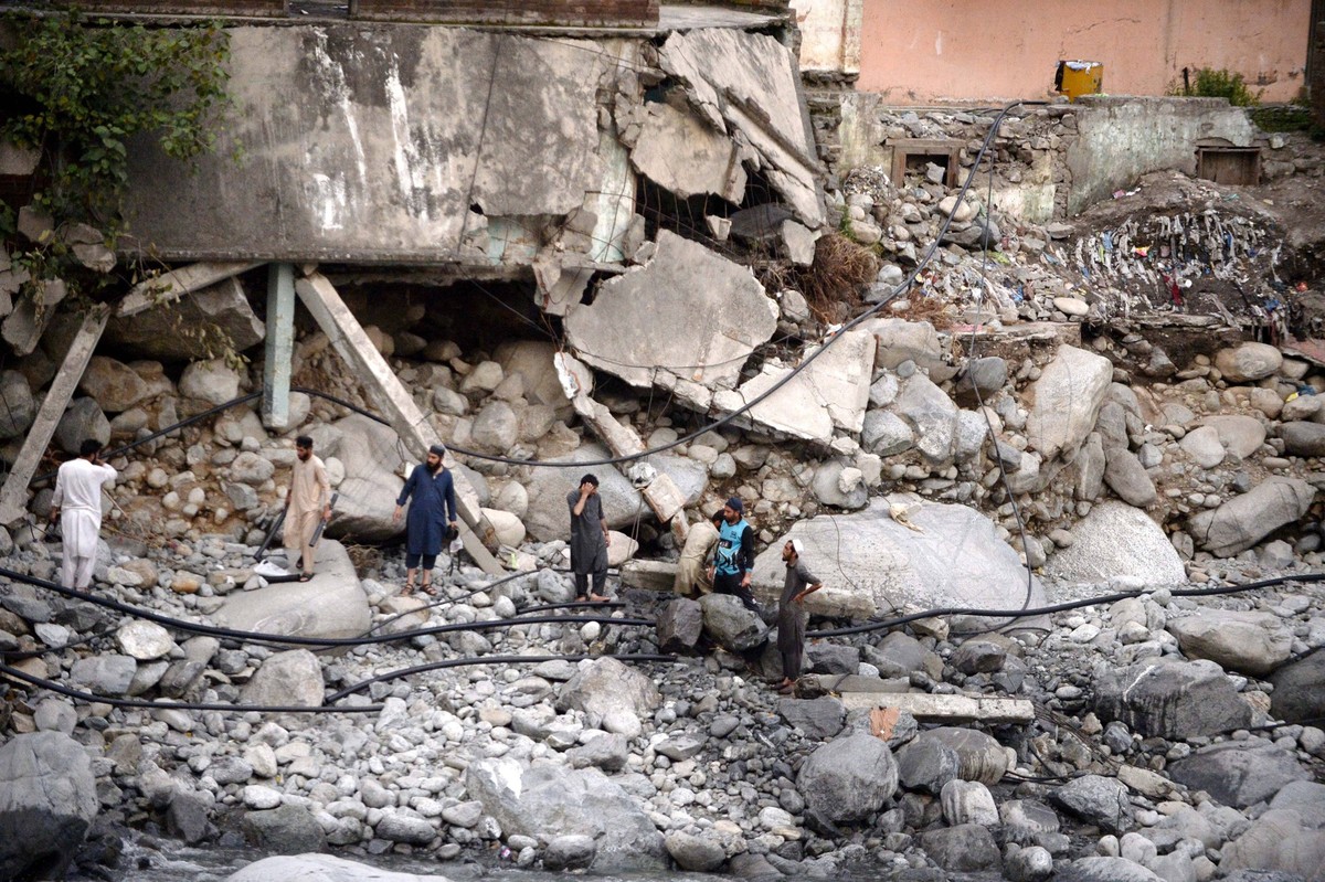Pakistan, Sch�den nach Flut im Swat-Tal 220904 -- SWAT, Sept. 4, 2022 -- Residents work to remove debris of a destroyed house after flash floods in Bahrain area of northwest Pakistan s Swat district o ...