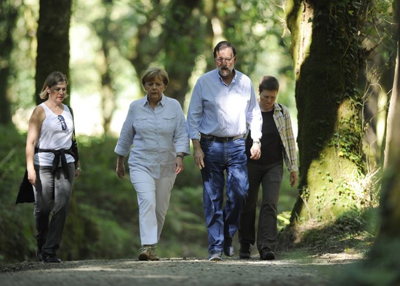 25-08-14.  Mariano Rajoy and Angela Merkel hiking on the Way of St. James IagoxL�pez PUBLICATIONxINxGERxSUIxAUTxHUNxPOLxCZExONLY 25 08 14 Mariano Rajoy and Angela Merkel hiking on the Way of St. James PUBLICATI ...