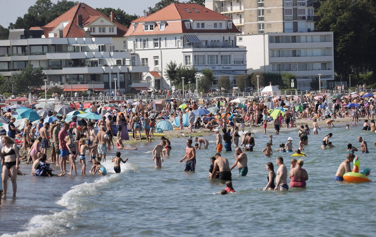 impressionen des vollen Strandes in Travemuende Reisen, Tourismus, urlaub, Ferien, Ostsee, Travemuende, Sommer, Hitze Travemuende *** impressions of the full beach in Travemuende travel, tourism, vaca ...