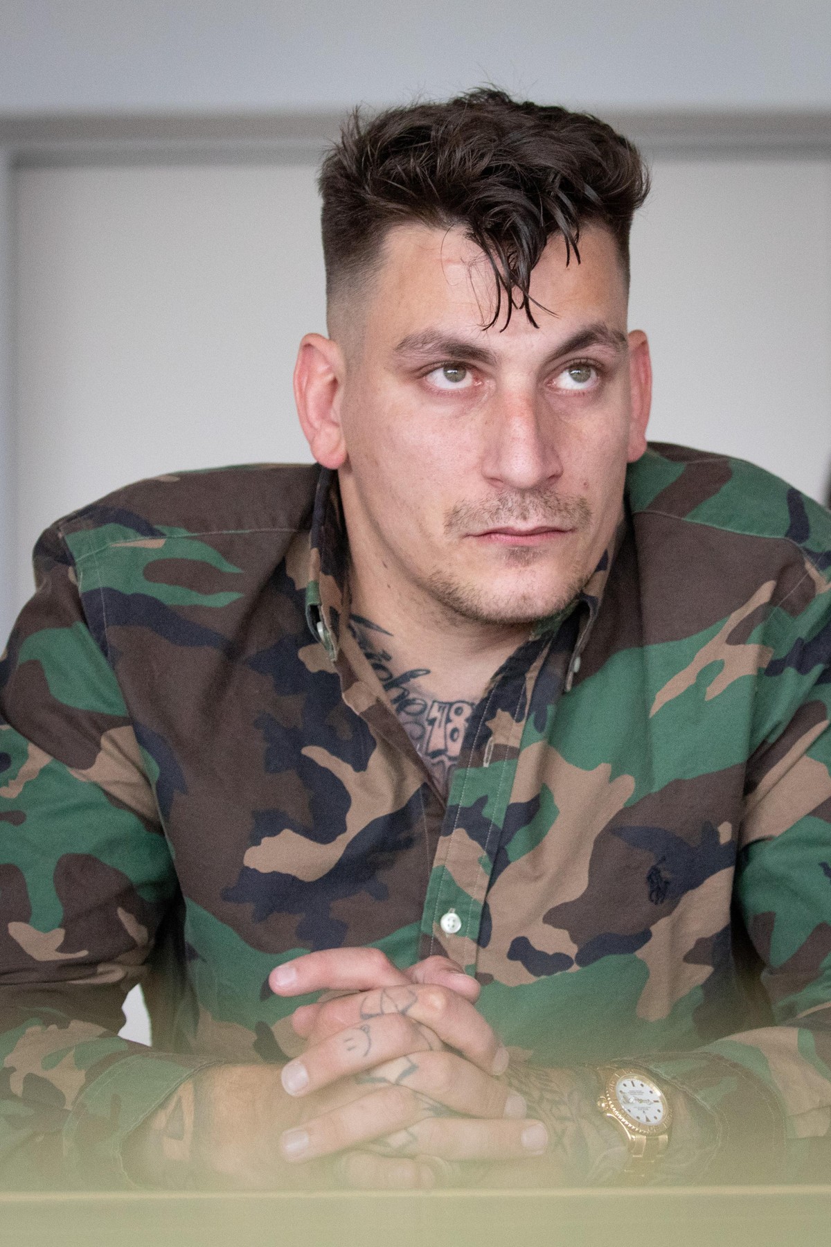 30.06.2020, Hamburg: Der Rapper Gzuz, Mitglied der Hamburger Hip-Hop-Gruppe 187 Strassenbande, sitzt in einem provisorischen Gerichtssaal im Strafjustizgebäude. Dem Musiker werden unter anderem Verstö ...