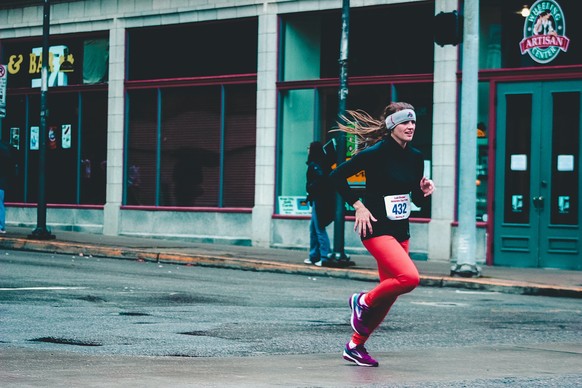 Junge Frau läuft Marathon