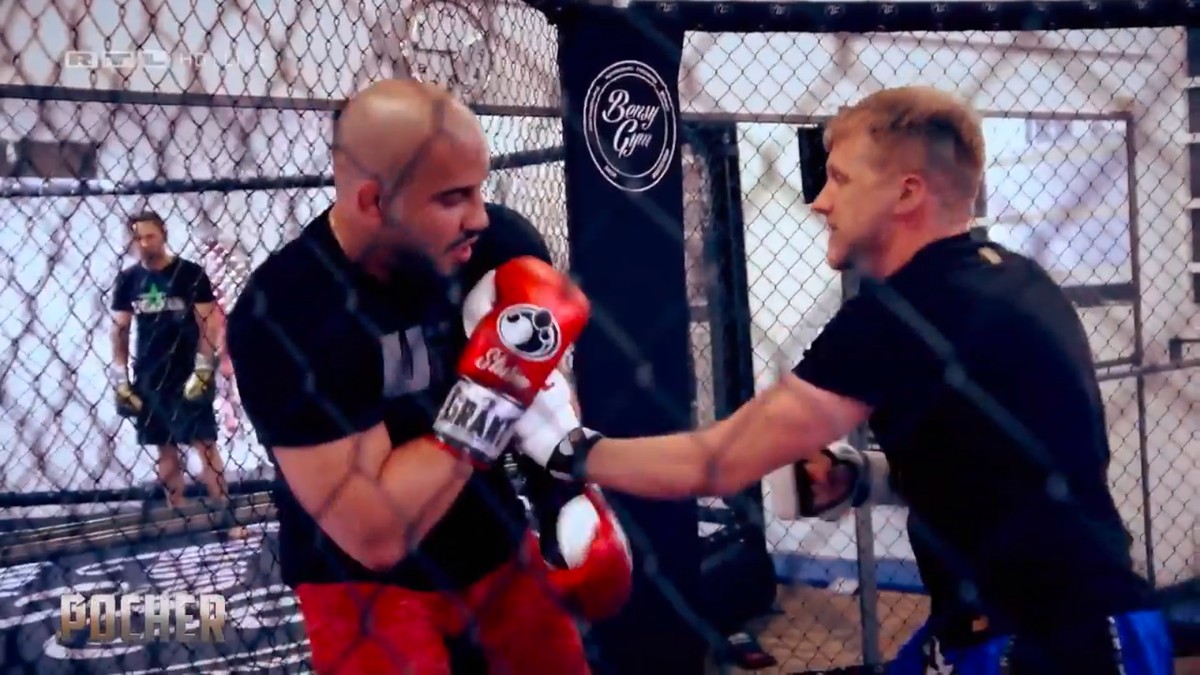 Oliver Pocher (r.) im Boxring gegen Abu Azaitar (l.).