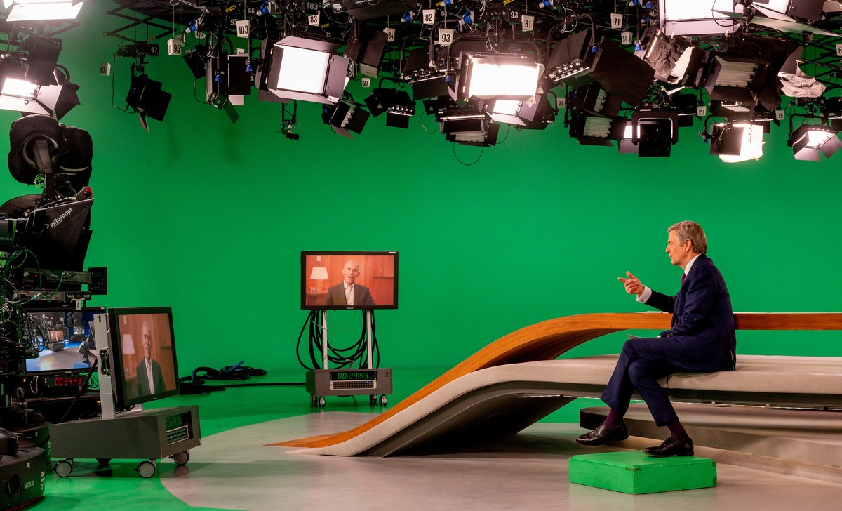 HANDOUT - 22.12.2021, ---, -: Der Moderator Claus Kleber im ZDF-Studio bei einem Gespr�ch mit dem 44. Pr�sidenten der USA (2009 - 2017) Barack Obama. Er ist einer der bekanntesten Nachrichtenjournalis ...