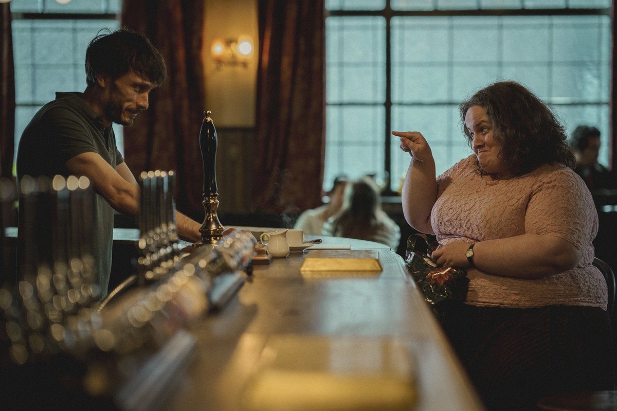 HANDOUT - 19.10.2022, ---: Richard Gadd als Donny und Jessica Gunning als Martha in einem Pub in einer Szene aus «Rentierbaby». Die Serie ist bei Netflix verfügbar. (zu dpa: Netflix: Stalking-Serie «R ...