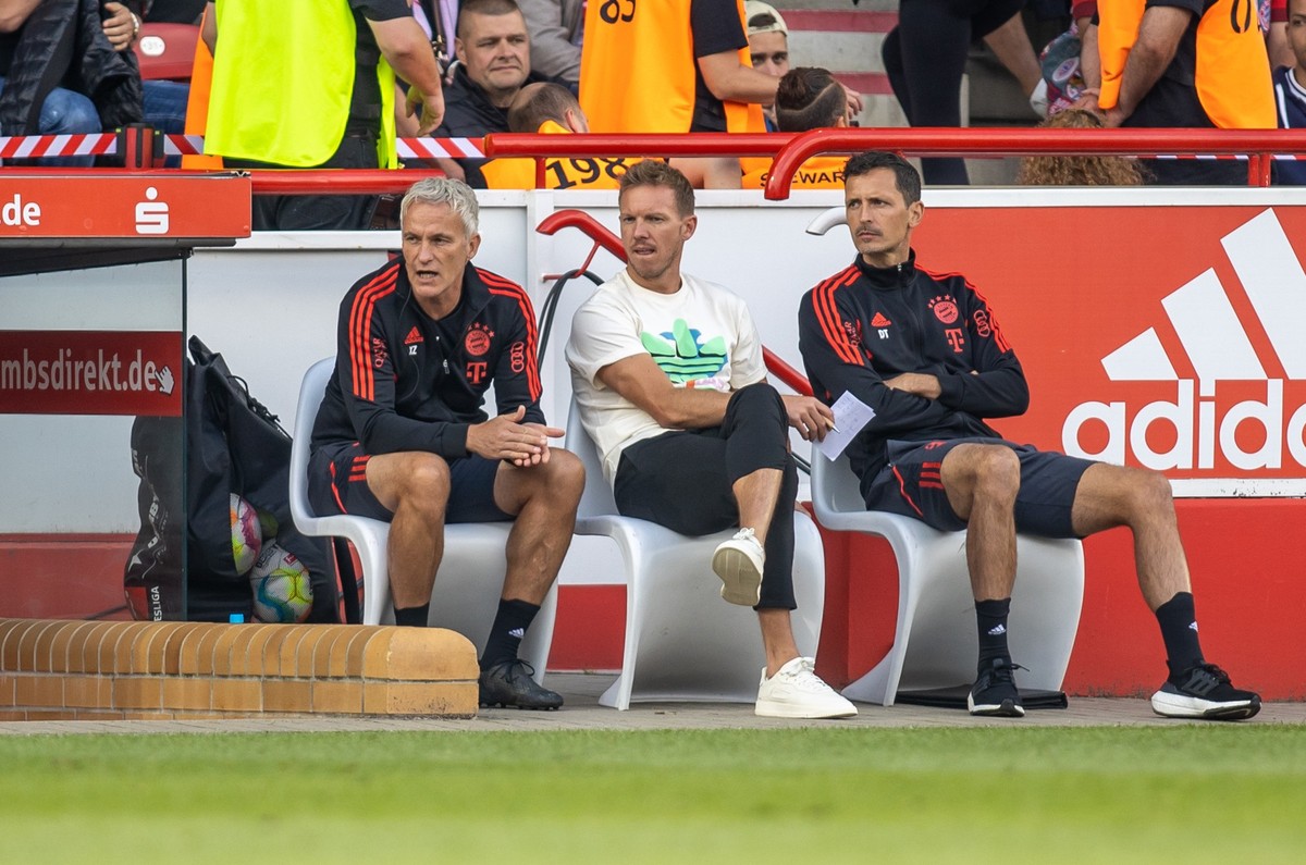 03.09.2022, Berlin: Fußball: Bundesliga, 1. FC Union Berlin - Bayern München, 5. Spieltag, An der Alten Försterei. Co-Trainer Xaver Zembrod (l-r), Trainer Julian Nagelsmann und Co-Trainer Dino Toppmöl ...