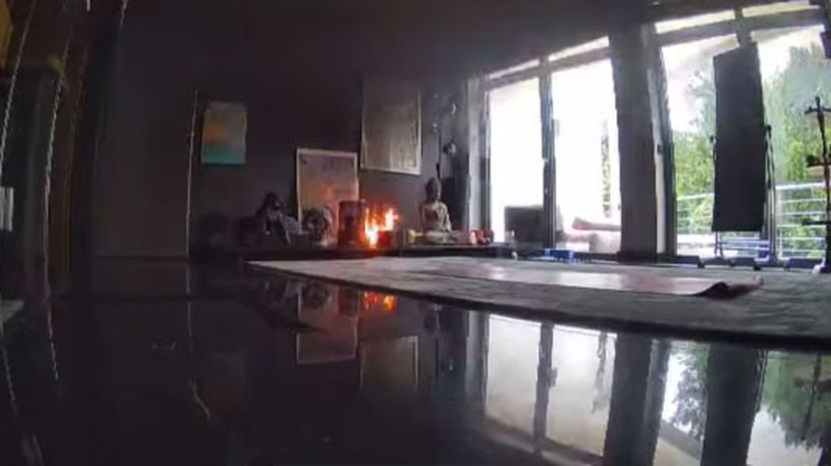 Die Überwachsungskamera hat den Ausbruch des Feuers aufgezeichnet.