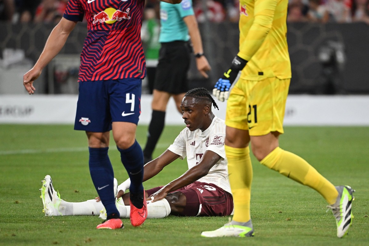 12.08.2023, Bayern, M�nchen: Fu�ball: DFL-Supercup, FC Bayern M�nchen - RB Leipzig, Allianz Arena. Bayerns Mathys Tel sitzt am Boden. WICHTIGER HINWEIS: Gem�� den Vorgaben der DFL Deutsche Fu�ball Lig ...