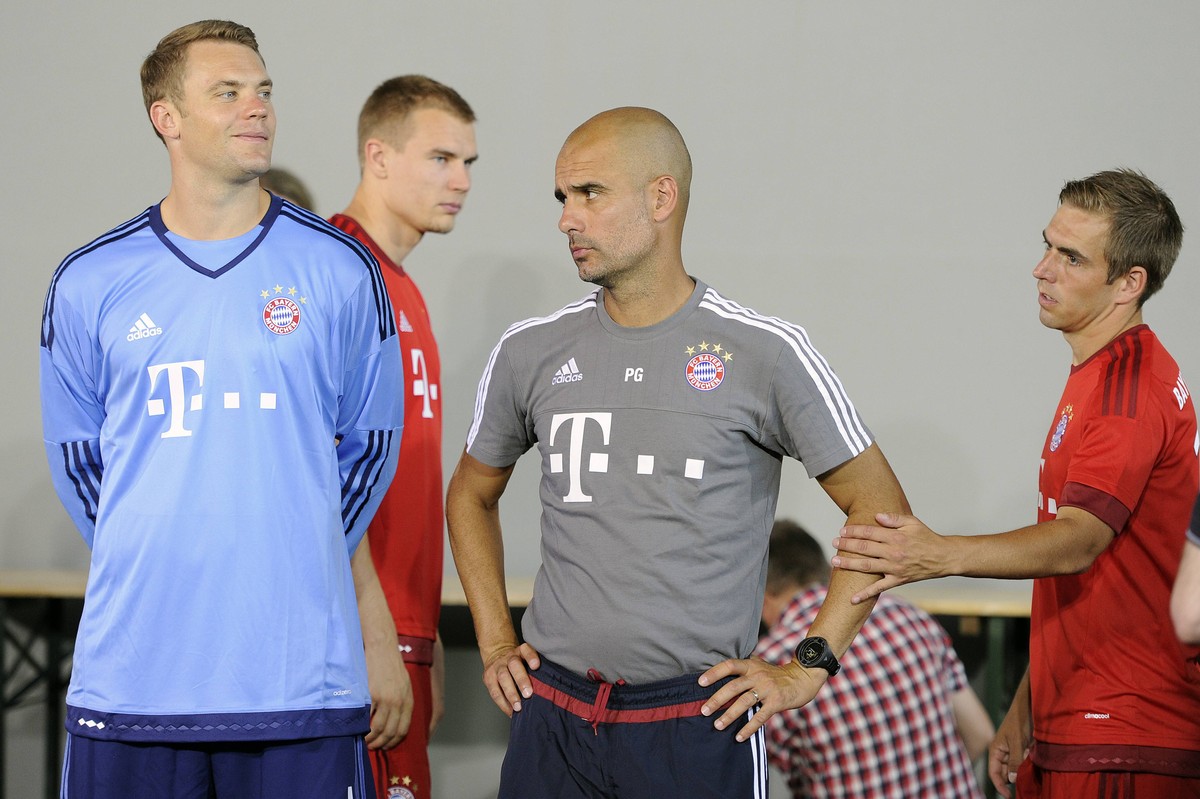 v.re:Philipp LAHM (Bayern Muenchen),Pep (Josep) GUARDIOLA (Trainer FCB) mit Manuel NEUER (Torwart FC Bayern Muenchen),hi:Holger BADSTUBER (Bayern Muenchen). FC Bayern Muenchen, Fussball Bundesliga Sai ...