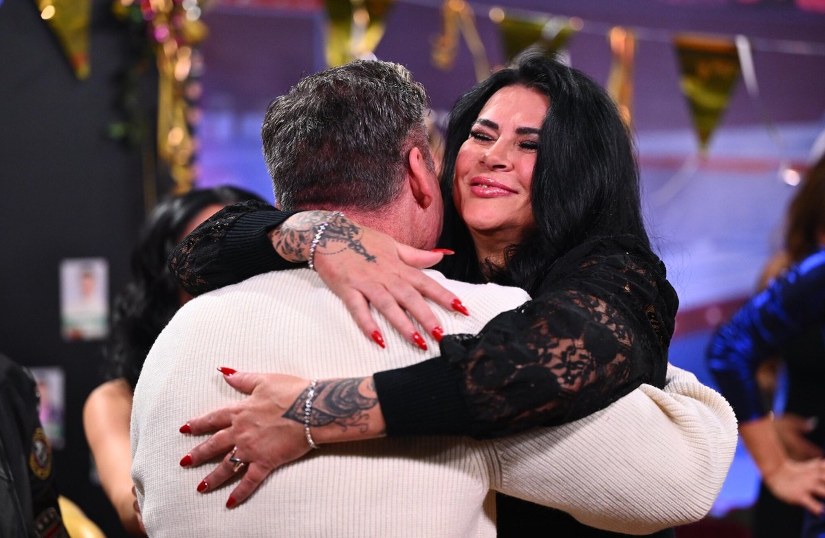 Titel: Promi Big Brother, Staffel 11. Iris Klein begrüßt Peter Klein nach seinem Auszug. Copyright: SAT.1/Willi Weber. Dieses Bild darf bis eine Woche nach Ausstrahlung honorarfrei fuer redaktionelle  ...