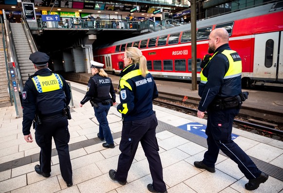 03.04.2023, Hamburg: Eine Streife von Polizei, Bundespolizei, Hochbahn-Wache und DB Sicherheit geht durch den Hauptbahnhof. Die Sicherheit am Hamburger Hauptbahnhof soll mit der