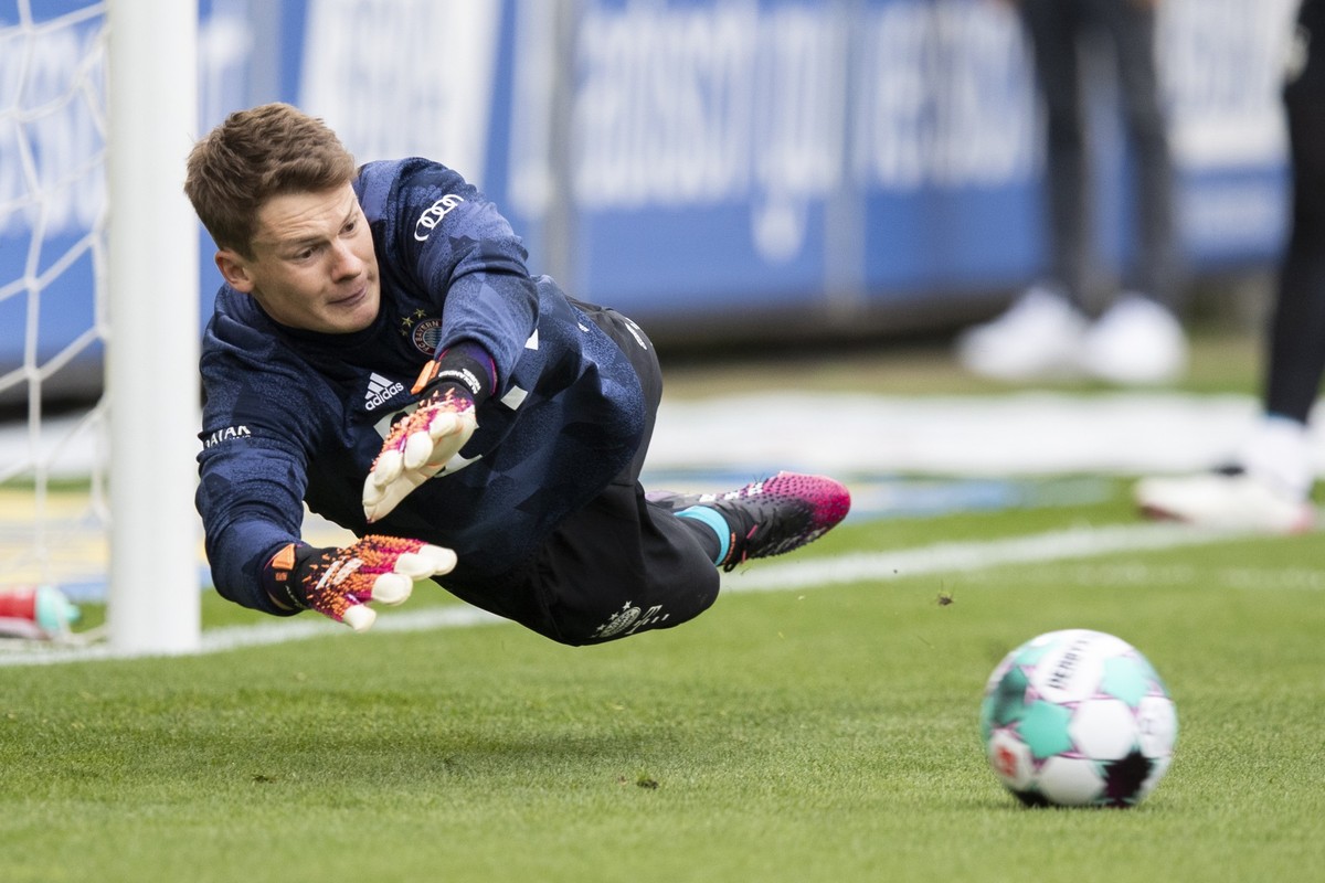 ARCHIV - 15.05.2021, Baden-Württemberg, Freiburg im Breisgau: Fußball: Bundesliga, SC Freiburg - Bayern München, 33. Spieltag im Schwarzwald-Stadion. Münchens Torwart Alexander Nübel beim Aufwärmen vo ...