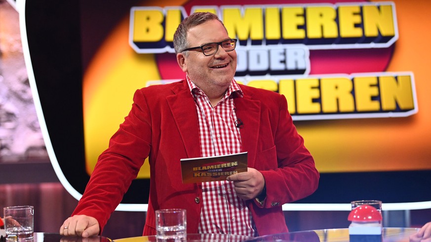 Sonne, Elton, Sonnenschein. In diesem Jahr hat der Moderator ein besonderes Sommeroutfit. Ab 22. Juni schl