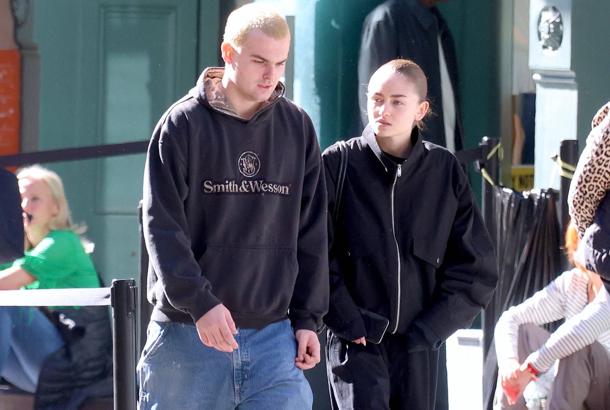 Leni Klum Out - NYC Heidi Klum s daughter Leni Klum shops in the East Village then catching up wirh her boyfriend Aris Rachevsky in Soho, New York on October 25, 2024. Photo by Dylan Travis/ABACAPRESS ...