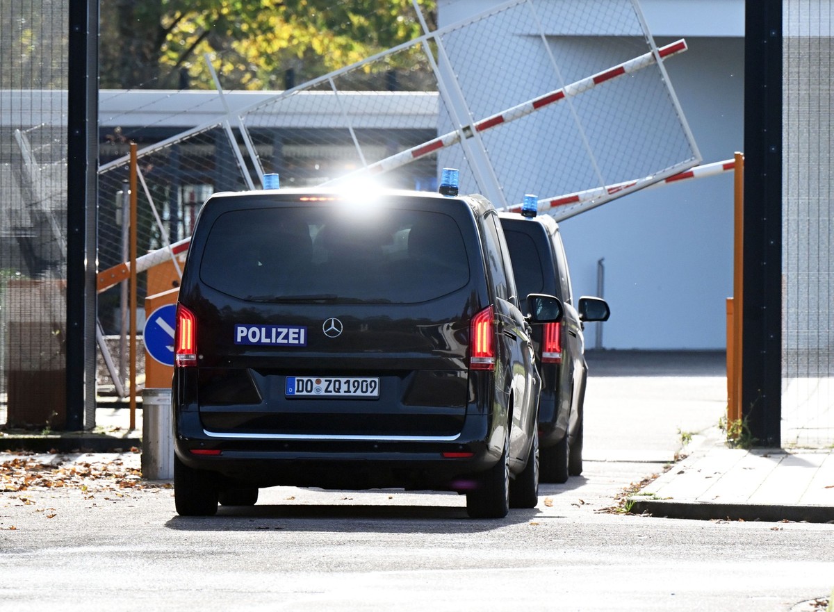 11.11.2025, Baden-Württemberg, Karlsruhe: Zwei zivile Einsatzfahrzeuge der Polizei fahren in den Bundesgerichtshof. Dort soll eine Haftprüfung stattfinden. Die Bundesanwaltschaft hat in Dortmund einen ...