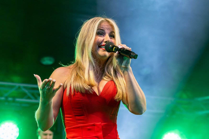 Bad Krozingen Open Air im Park 2023, Schlagergala, 27.07.2023 Beatrice Egli beim Konzert in Bad Krozingen. Open Air im Park 2023, Schlagergala, 27.07.2023 *** Bad Krozingen Open Air im Park 2023, Schl ...