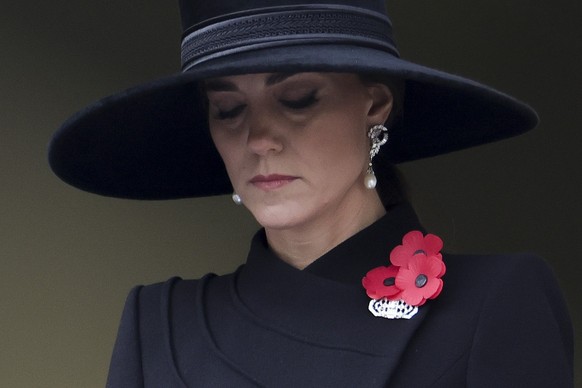 ARCHIV - 13.11.2022, Großbritannien, London: Die britische Prinzessin Kate von Wales nimmt am Sonntag, den 13. November 2022, an der Gedenkfeier zum Volkstrauertag am Cenotaph in Whitehall in London t ...
