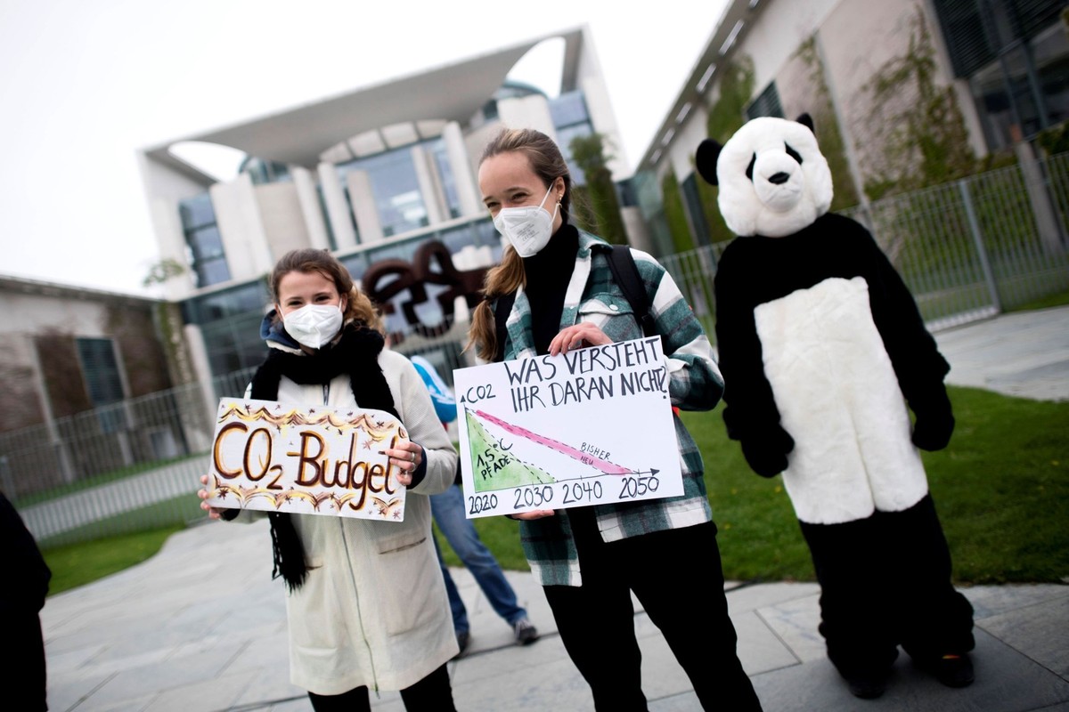 Fridays for Future, Climate Demonstration DEU, Deutschland, Germany, Berlin, 12.05.2021 Luisa Neubauer mit Schild CO2 Budget und Aktivisten bei einer Menschenkette mit Plakat Was Versteht Ihr Daran Ni ...