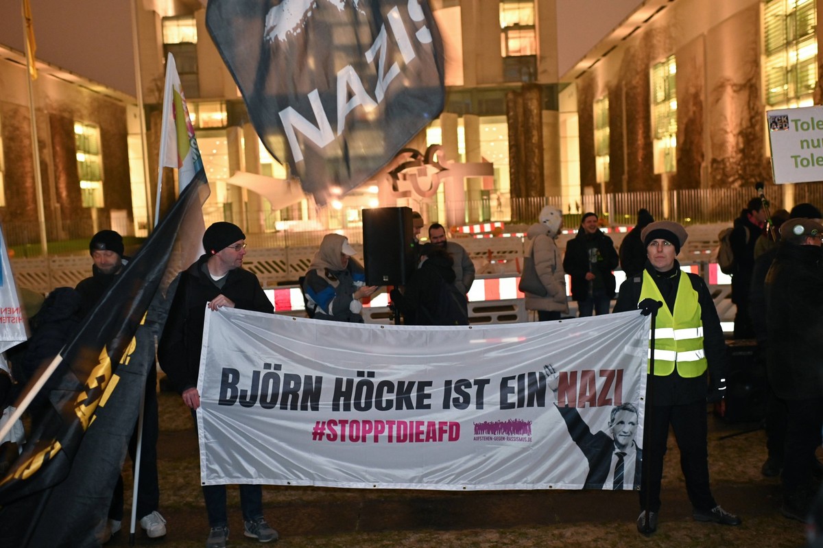 Nach den Enthuellungen ueber das rechte Geheimtreffen von Potsdam hat die Jugendgruppierung mit dem Namen AfD-Verbot pruefen jetzt am Freitagabend 12.01.2024 zu einer Demonstration am Bundeskanzleramt ...