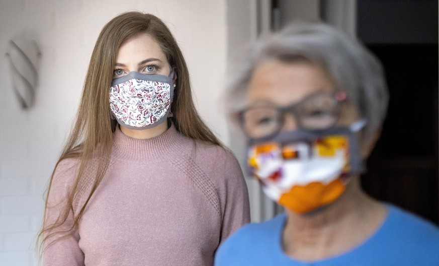 Thema: Corona Pandemie. Zwei Frauen tragen Masken. Radevormwald Deutschland *** Topic Corona Pandemic Two women wearing masks Radevormwald Germany Copyright: xUtexGrabowsky/photothek.netx