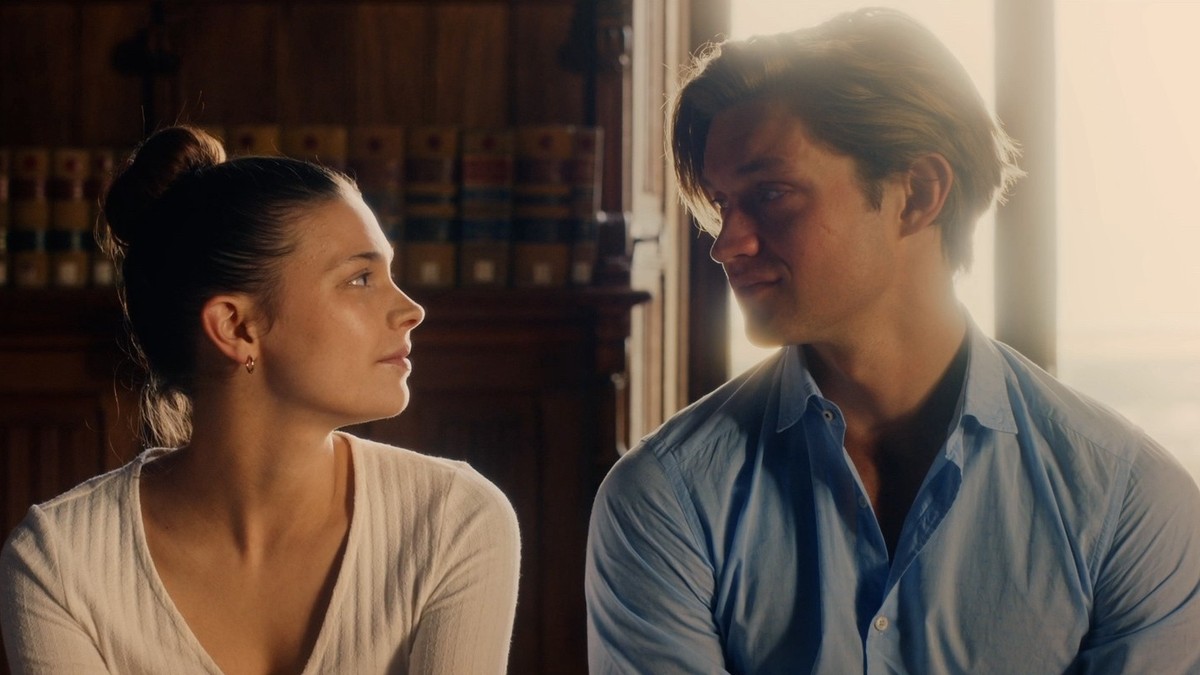 HANDOUT - 06.05.2024, ---: Ruby Bell (Harriet Herbig-Matten) und James Beaufort (Damian Hardung) in einer Szene der Amazon-Serie