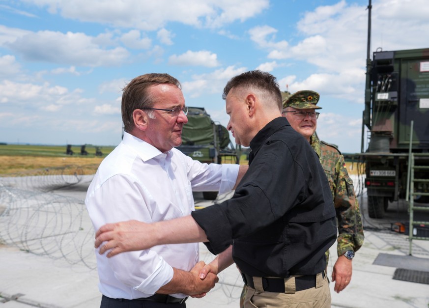 03.07.2023, Polen, Zamosc: Bundesverteidigungsminister Boris Pistorius (l, SPD) und der polnische Verteidigungsminister Mariusz Blaszczak umarmen sich zum Abschluss ihres Besuchs beim Deutschen Einsat ...