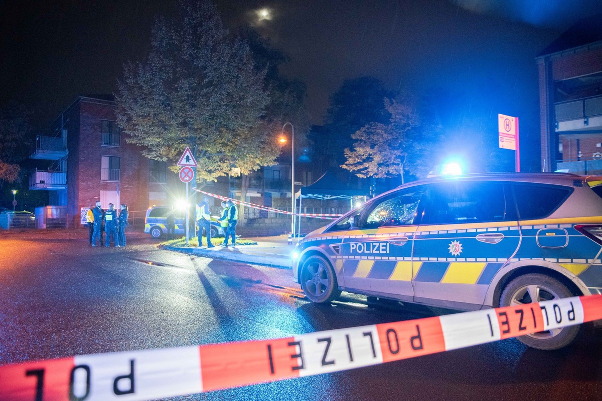 31.10.2023, Nordrhein-Westfalen, Köln: Absperrband der Polizei umgibt den Ort, an dem die Polizei in Köln am Dienstagabend, 31.10.2023 auf einen 16-Jährigen geschossen hat, der laut Zeugen mehrere Men ...
