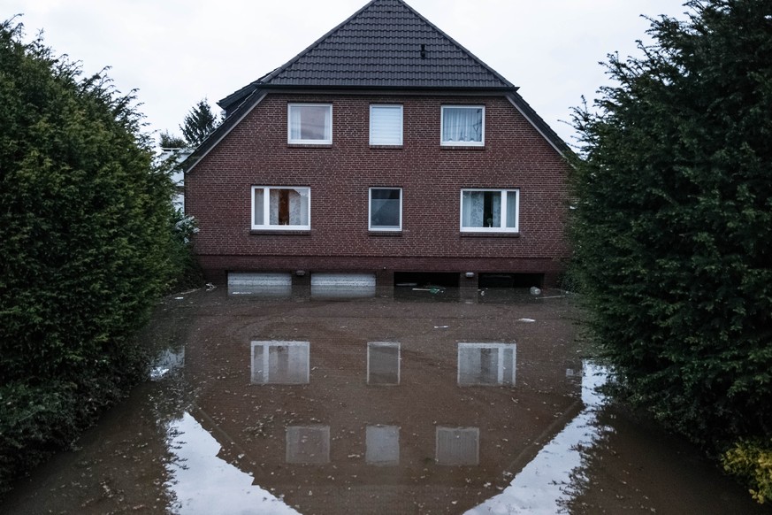 10.05.2018, Schleswig-Holstein, Havighorst: Nach einem Starkregen-Unwetter in Havighorst steht die Einfahrt und Garage eines Wohnhauses unter Wasser. Foto: Markus Scholz/dpa +++ dpa-Bildfunk +++