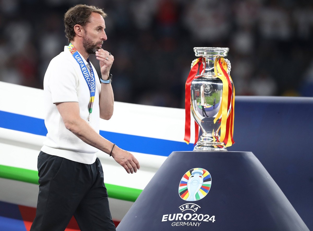 14.07.2024, xtgx, Fussball EM 2024 Finale, Spanien - England emspor, v.l. Trainer Head Coach Gareth Southgate England enttaeuscht, enttaeuscht schauend, dissapointed l�uft am Pokal vorbei UEFA REGULAT ...