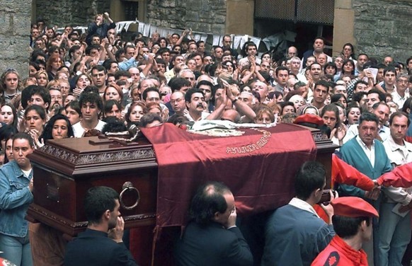 The coffin of Miguel Angel Blanco, allegedly assassinated by the Basque independantist movment ETA, arrives 14 July at the church of his native city of Ermua, northern Spain. Blanco was reportedly kil ...