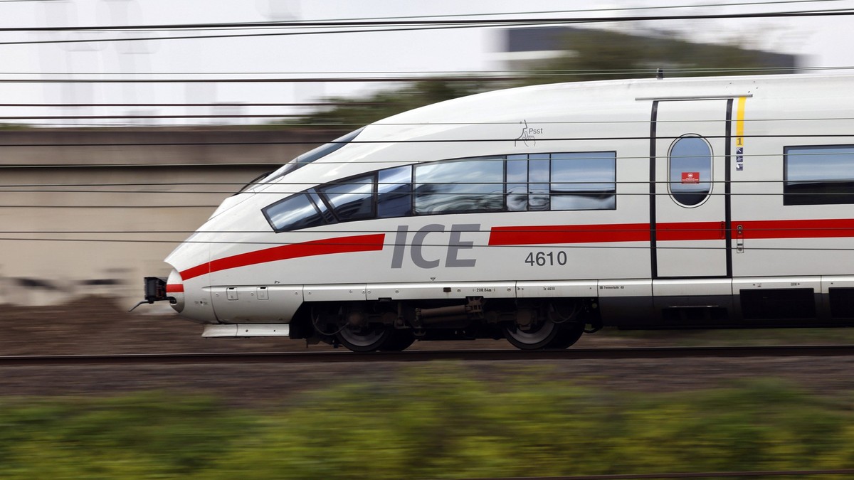 Ein ICE der Deutschen Bahn fährt auf einem Gleis nahe des Bahnhof Köln Deutz. Für die ICE-Strecken der DB gilt das viel besprochene 9-Euro-Ticket im Sommer nicht. Themenbild, Symbolbild Köln, 26.04.20 ...