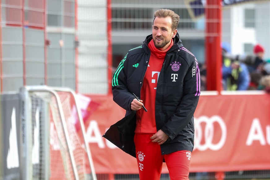 Harry Kane FC Bayern Muenchen, 09 mit Stift, Oeffentliches Training, FC Bayern Muenchen, Fussball, Saison 23/24, 10.12.2023, Oeffentliches Training, FC Bayern Muenchen, Fussball, Saison 23/24, 10.12.2 ...