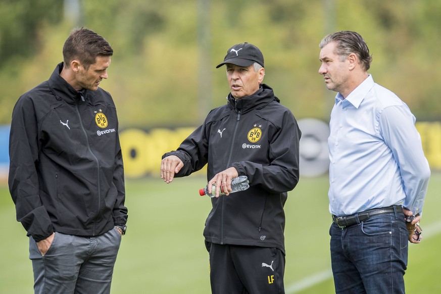 BVB-Trainer Lucien Favre (M.) hat seit drei Spielen keinen Sieg mehr geholt. Viele Fans und Experten fordern längst seine Entlassung, aber es ist nicht so einfach...