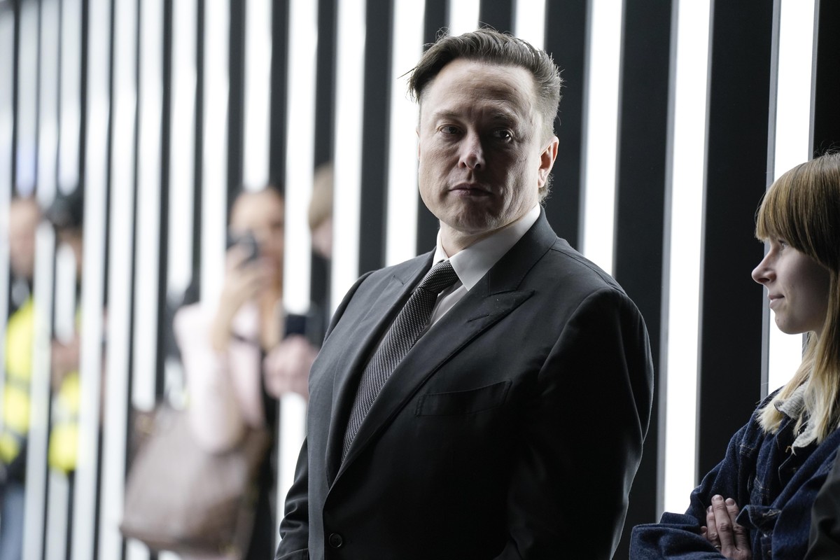Aktuell, 22.03.2022, Gruenheide, Elon Musk Tesla-Chef mit Mitarbeitern im Hintergrund beim 'Tesla Delivery Day' zur Eroeffnung und offiziellem Produktionsstart der Tesla Fabrik, der neuen Gi ...