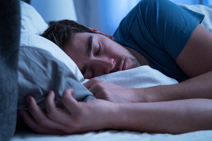 Trotz oder wegen Corona? Die Menschen in Deutschland bewerten in einer Umfrage ihren Schlaf besser als vor einem Jahr. 