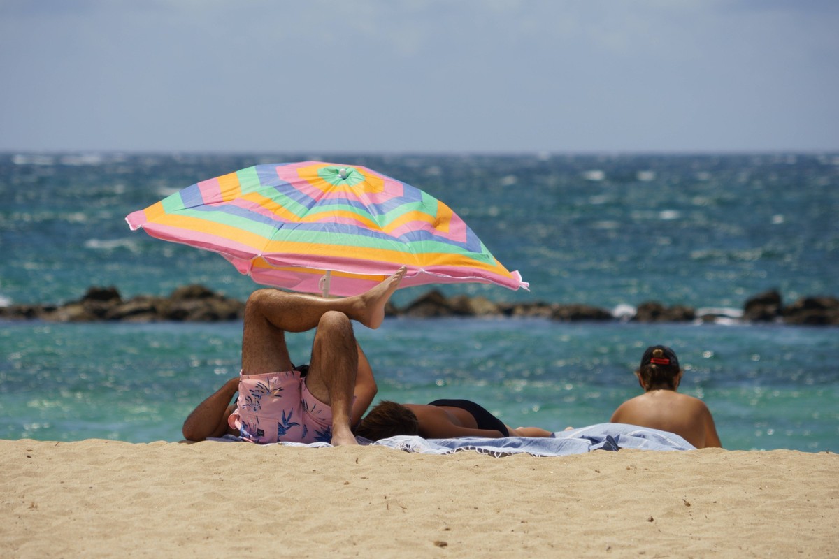 Strandszene an der Playa de Palma und Bucht von Palma im Sommer 2023Strandszene an der Playa de Palma und Bucht von Palma im Sommer 2023, Palma Mallorca Spanien Playa de Palma *** Beach scene at the P ...