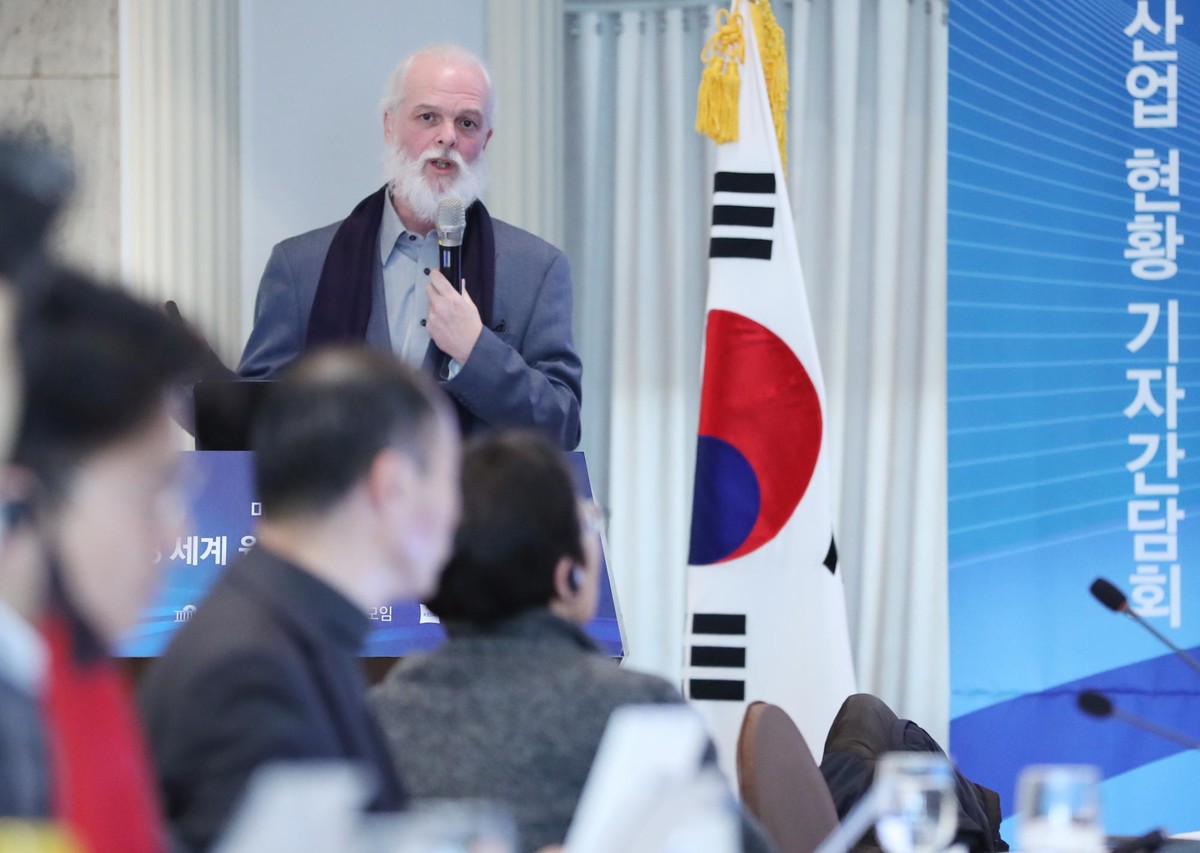 Nuke energy expert in Seoul Mycle Schneider, lead author of the 2018 World Nuclear Industry Status Report, briefs on the global nuclear industry during a news conference in Seoul on Dec. 6, 2018. (Yon ...