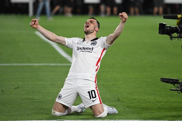 dpatopbilder - 19.05.2022, Spanien, Sevilla: Fu�ball: Europa League, Eintracht Frankfurt - Glasgow Rangers, K.o.-Runde, Finale im Ramon Sanchez Pizjuan Stadion, Frankfurts Filip Kostic jubelt nach dem ...