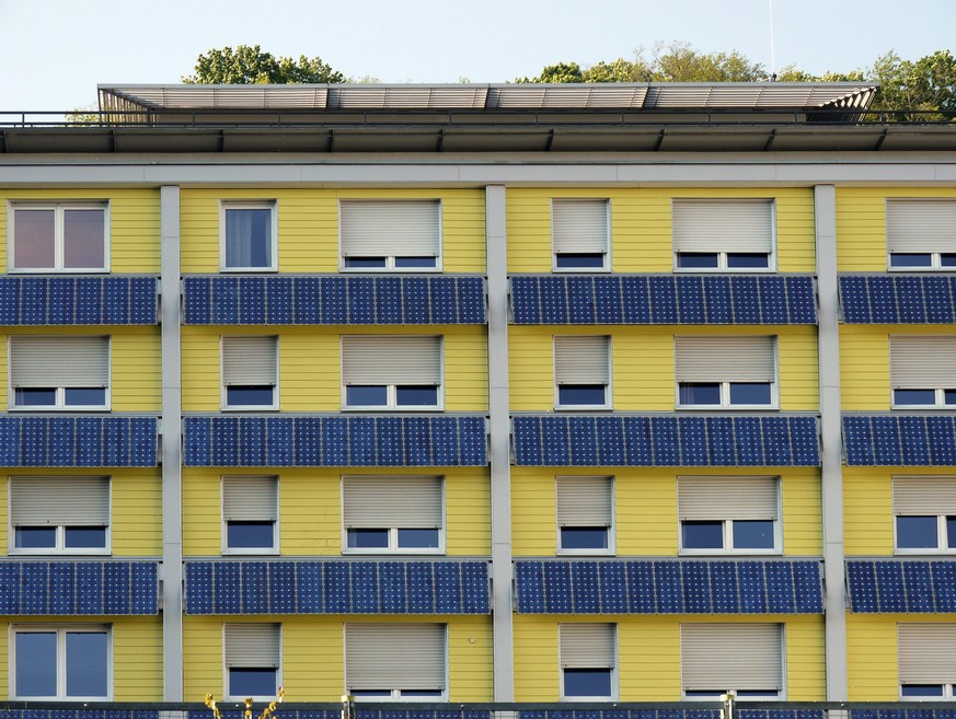 Fotovoltaik-Anlage an einem mehrst?ckigem Geb?ude in Freiburg. Die Solarzellen sind an der Hausfassade angebracht. Freiburg/Breisgau, Baden-Wuerttemberg BW, Deutschland Germany DEU, 24.05.2010