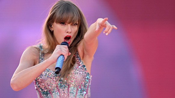 TAYLOR SWIFT MELBOURNE, American singer songwriter Taylor Swift performing during the first night of the The Eras Tour in Australia at the Melbourne Cricket Ground, Melbourne, Friday, February 16, 202 ...