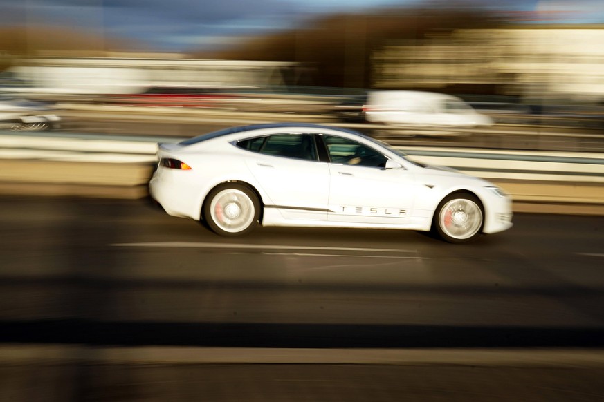 19.02.2020,Berlin,Deutschland,GER, ein PKW der Marke Tesla gesehen auf der A100 - Berliner Stadtautobahn. *** 19 02 2020,Berlin,Germany,GER, a Tesla car seen on the A100 Berlin city highway