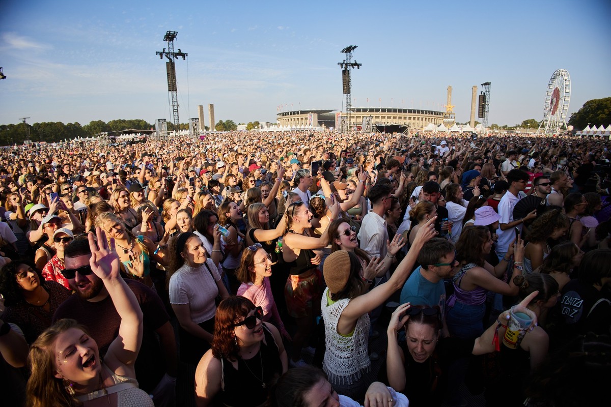 07.09.2024, Berlin: Tausende Menschen feiern beim Lollapalooza Festival Berlin zur Musik von Von wegen Lisbeth. Das US-Festival wurde 1991 von Perry Farrell, S