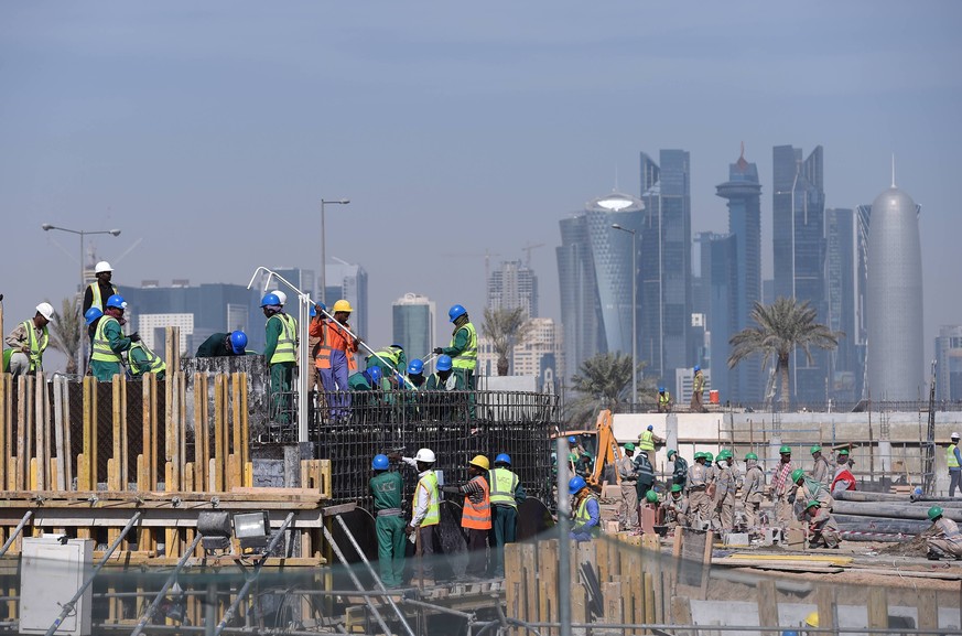 Fussball International FIFA WM 2022 in Katar 21.12.2014 Eine Baustelle vor der Skyline in Doha im Vorfeld der WM 2022 PUBLICATIONxNOTxINxAUTxSUIxITA

Football International FIFA World Cup 2022 in Qa ...