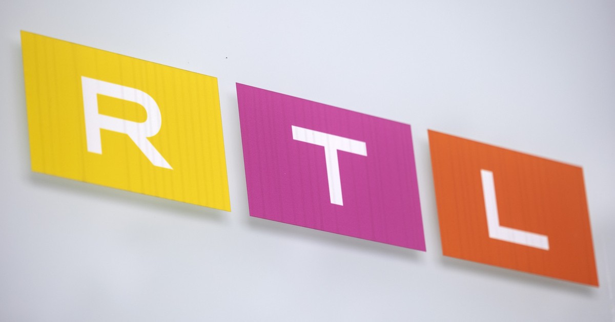 ARCHIV - 08.08.2023, Nordrhein-Westfalen, Köln: Das Logo des Fernsehsenders RTL ist auf einem Hinweisschild vor dem Gebäude des Sendezentrums in Köln zu sehen. (zu dpa: «RTL will Sky Deutschland kaufe ...