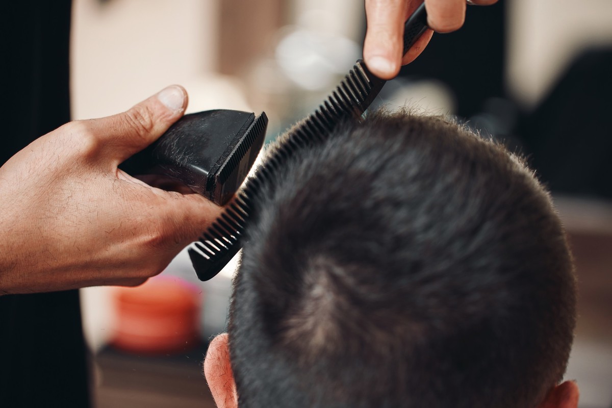 Barber shaving caucasian man in barber shop, Barber shaving caucasian man in barber shop. close-up, Barber shaving caucasian man in barber shop. close-up, 22.12.2022, Copyright: xErstudiox Panthermedi ...