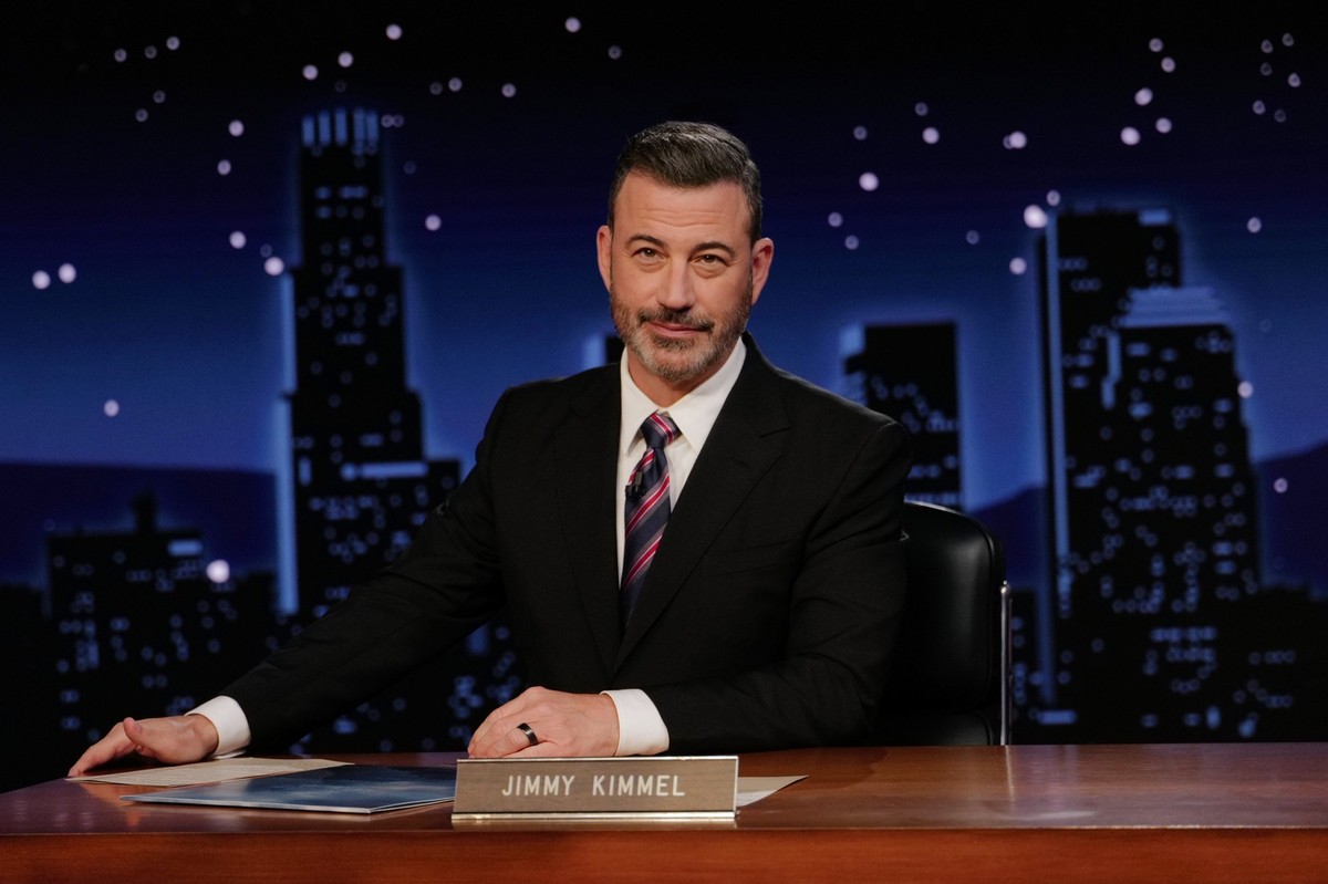 HANDOUT - 23.09.2025, USA, Los Angeles: Dieses von Disney veröffentlichte Bild zeigt Jimmy Kimmel bei der Moderation seiner Late Night Show &quot;Jimmy Kimmel Live!&quot;. Foto: Randy Holmes/Disney/AP ...