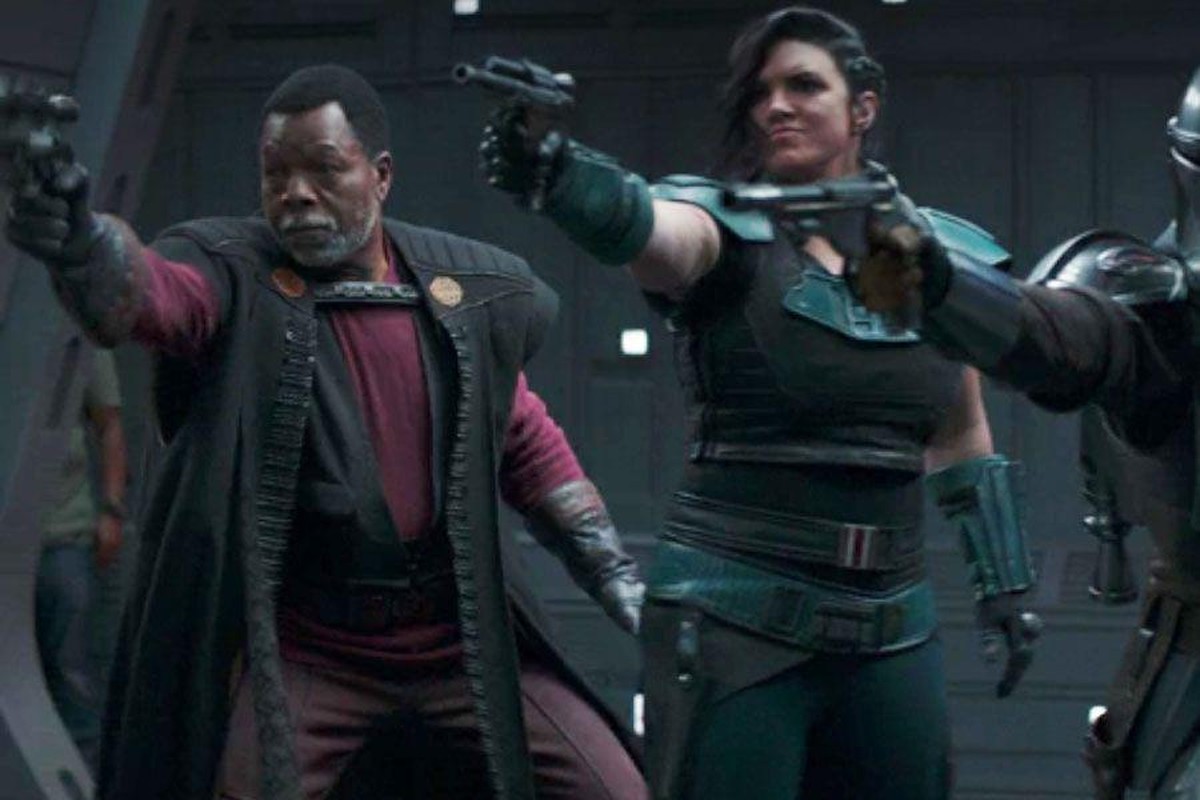 "The Mandalorian": Die verdeckte Person links gehört wohl nicht da hin.