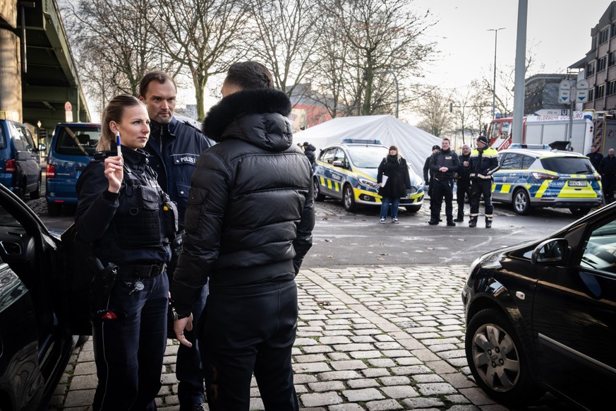 Verkehrskontrolle von Polizei und Ordnungsamt in Duisburg. *** NUR F